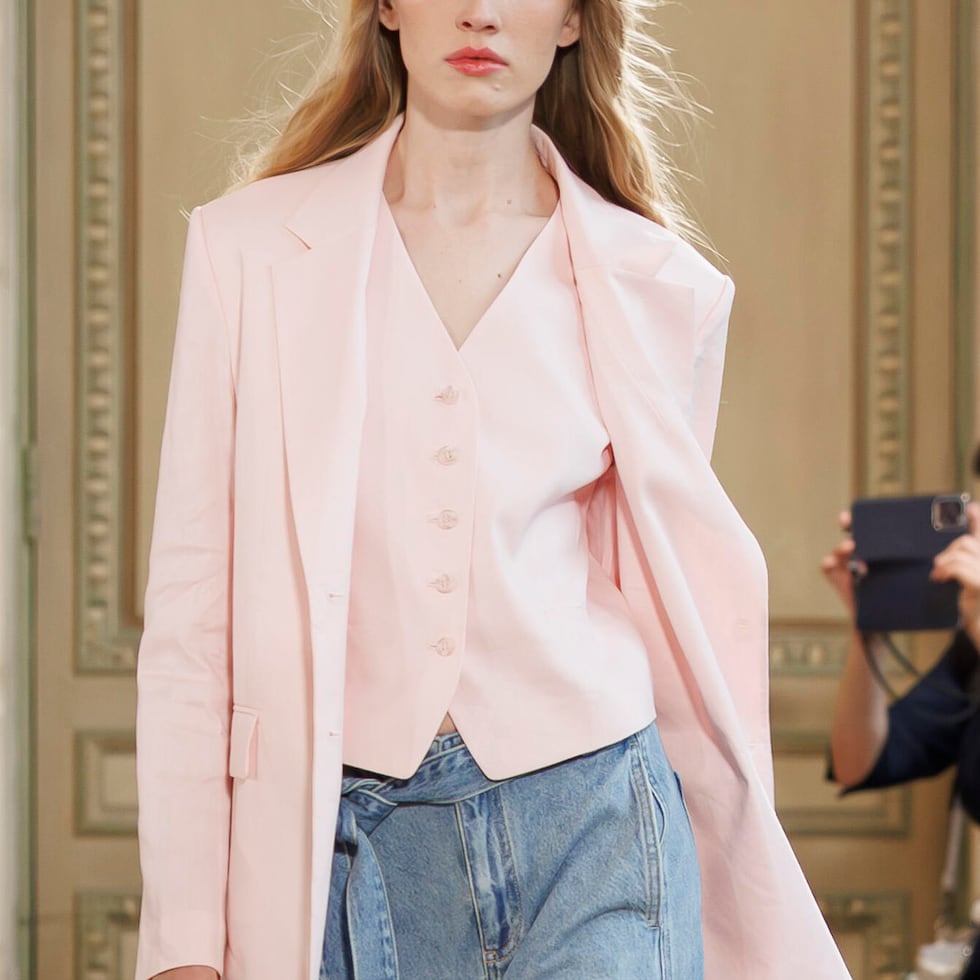 Chalecos y chaquetas ligeras se usan como capas fáciles de poner y quitar, ideales para oficinas con aire acondicionado