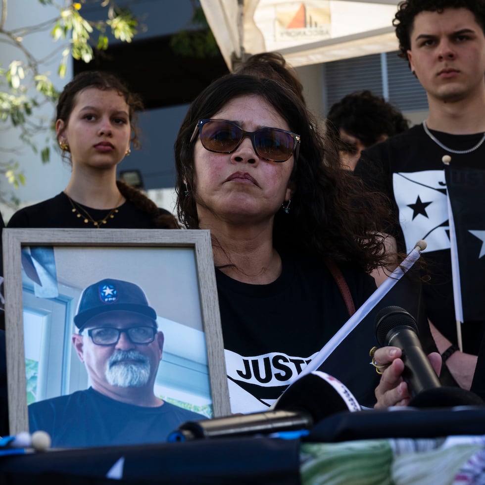 Amistades y familiares de Roberto Viqueira Ríos celebraron una vigilia, ante el Departamento de Justicia, para exigir que se exploren alternativas para desafiar el fallo del juez Ángel Llavona, quien absolvió al vecino que mató al biólogo marino.