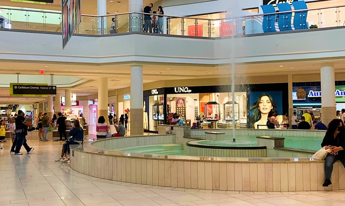 ¡A la huida! Hombre roba miles de dólares en prendas de una tienda en Plaza Carolina