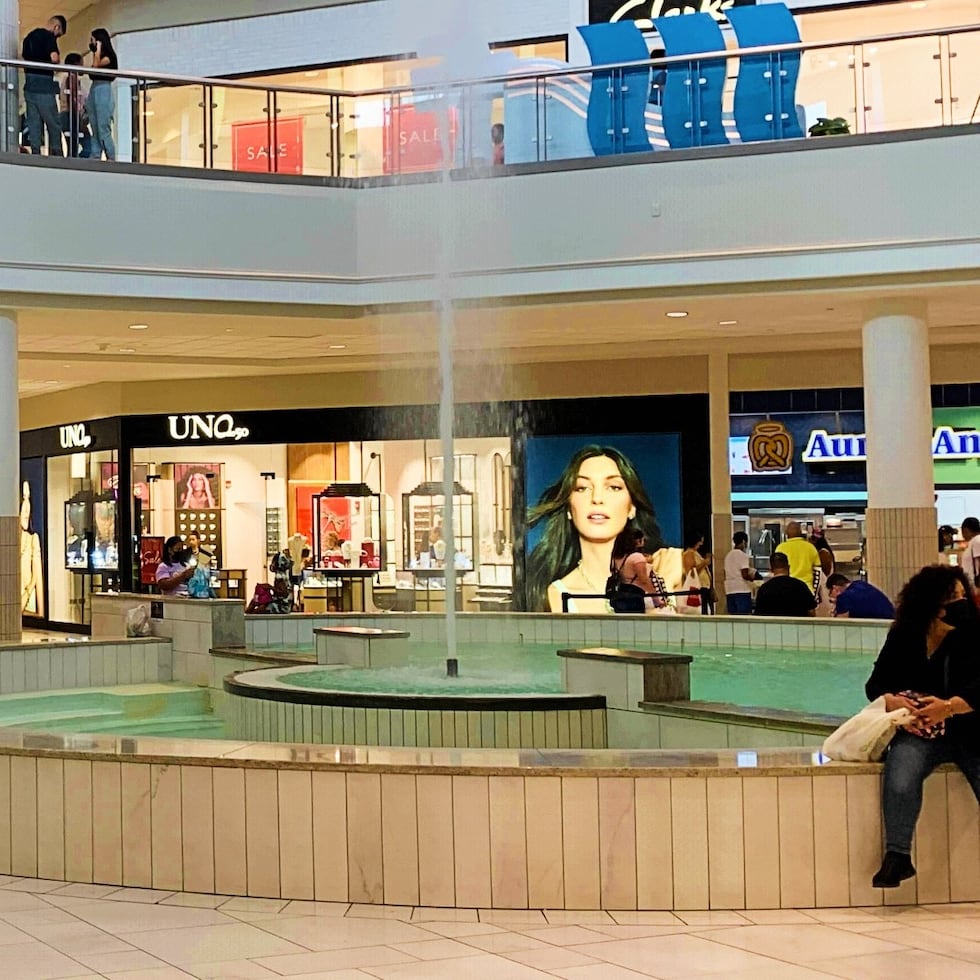 Un hombre tomó unas 20 cadenas de oro, en la tarde de este sábado, y salió corriendo de una joyería en Plaza Carolina.