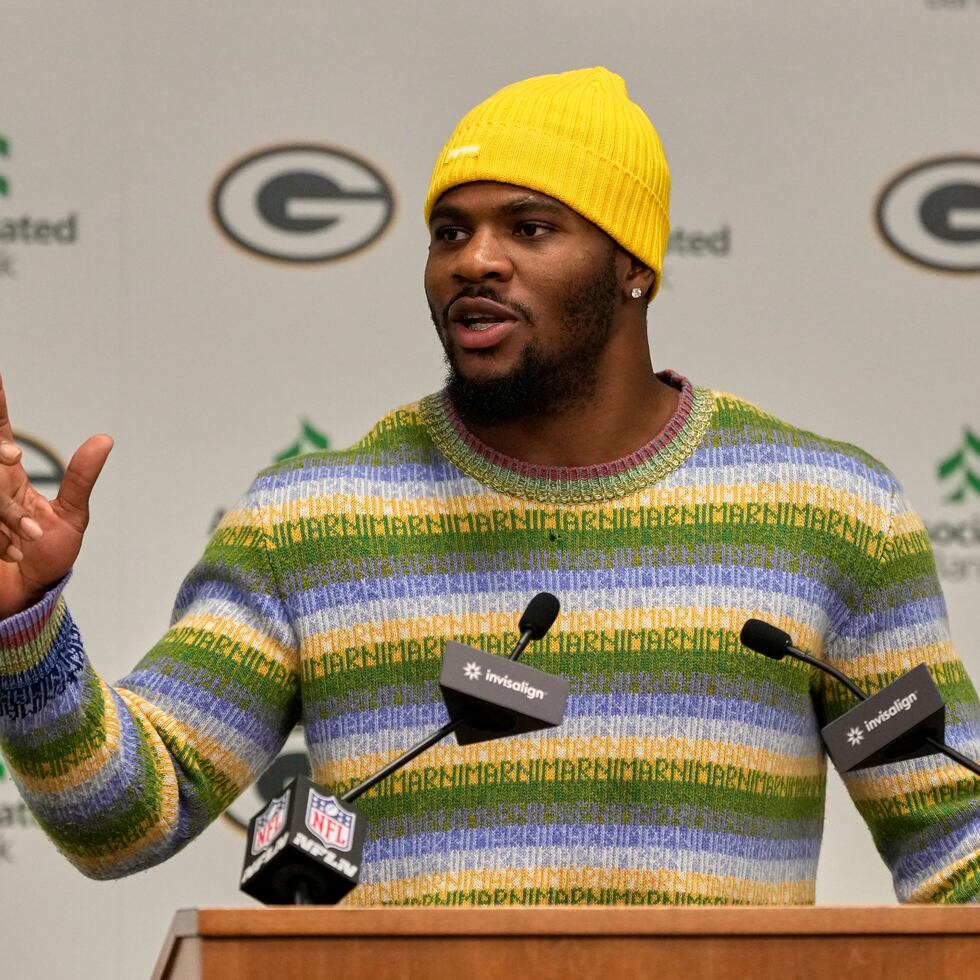 Micah Parsons, exjugador de los Cowboys, se dirige a la prensa como integrante de los Packers.