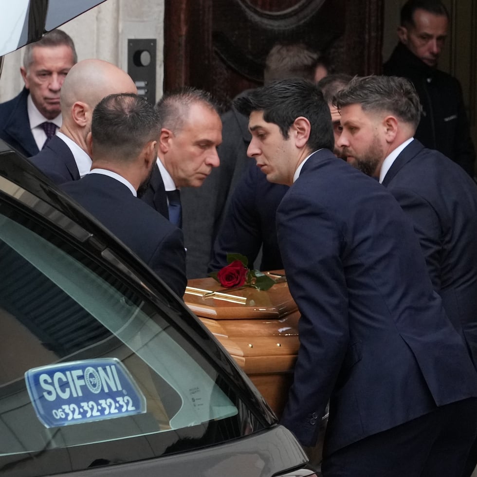 El féretro del diseñador Valentino Garavani es trasladado a la sede de la Fundación Valentino Garavani e Giancarlo Giammetti, en el centro de Roma, donde se realizará su capilla ardiente