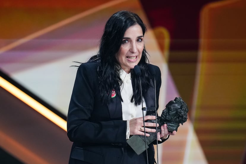 Alauda Ruiz de Azúa acepta el premio de "Mejor director" por "Los domingos". (AP Photo/Joan Mateu Parra)