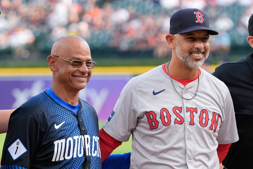 Los Cora, Joey y Alex, posan para una foto en un choque entre los Tigers y Boston.