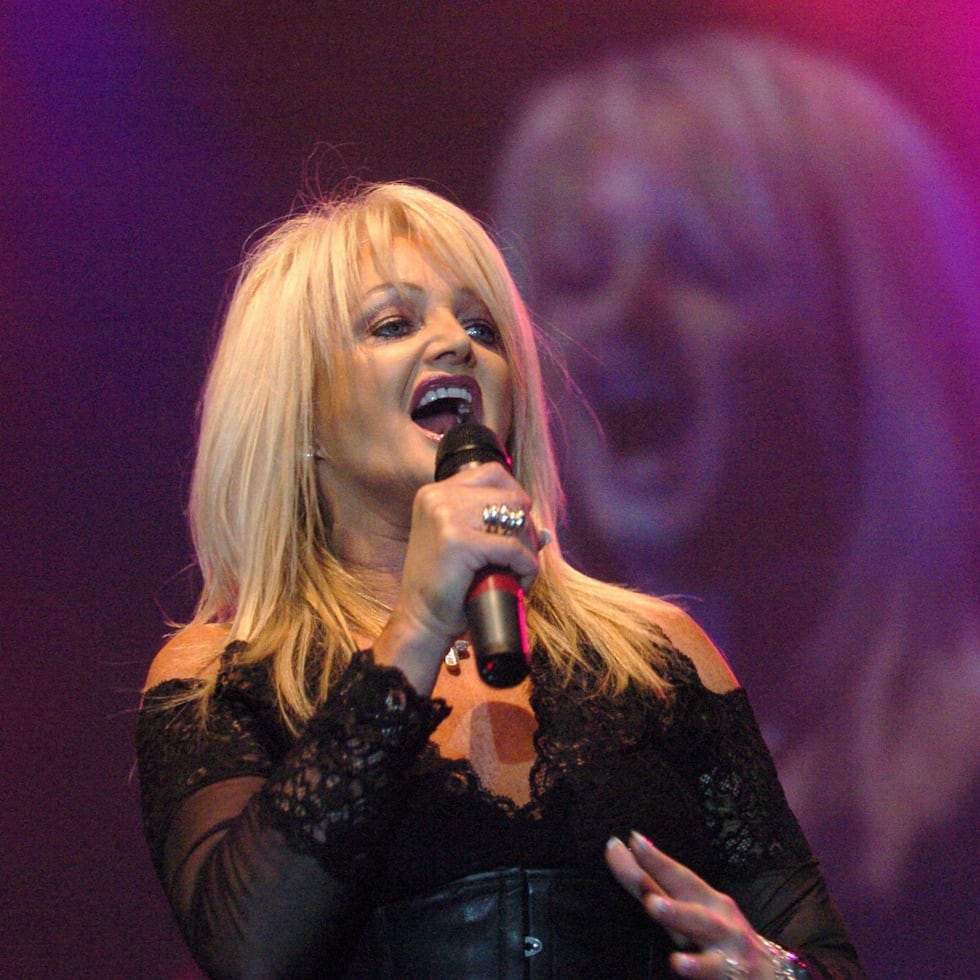 Bonnie Tyler, de 74 años, está en coma en la unidad de cuidados intensivos de un hospital en la localidad de Faro, en el Algarve, después de que empeorara su estado de salud tras la intervención.