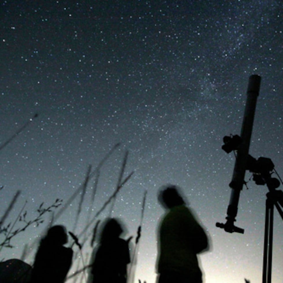 ARCHIVO - Varias personas miran al cielo desde un observatorio cerca del pueblo de Avren, Bulgaria, el 12 de agosto de 2009. (AP Photo/Petar Petrov, Archivo)