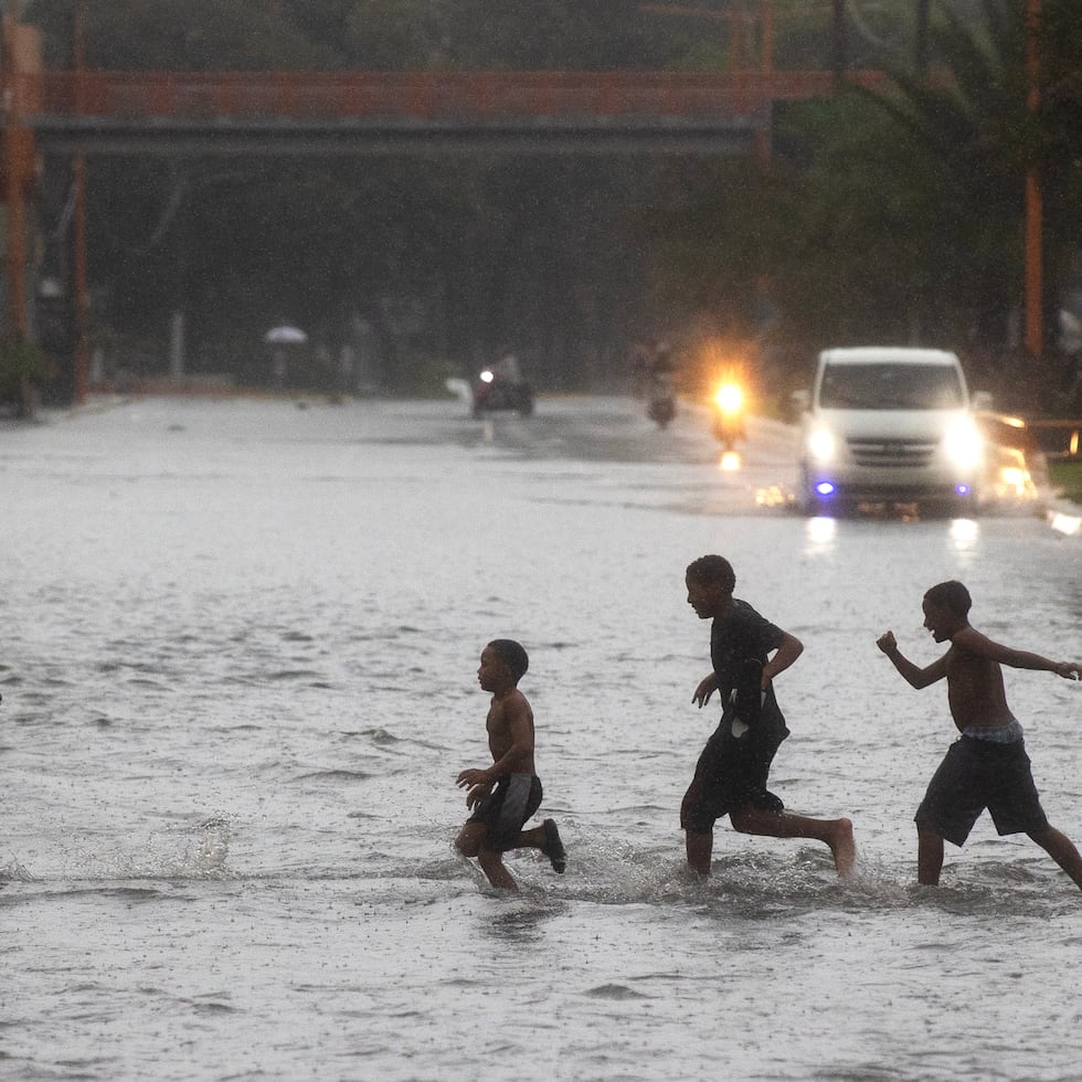 Los meteorólogos advirtieron que pronto podría fortalecerse y pasar cerca de Jamaica como un poderoso huracán, provocando inundaciones repentinas catastróficas y deslizamientos de tierra en el sur de Haití.
