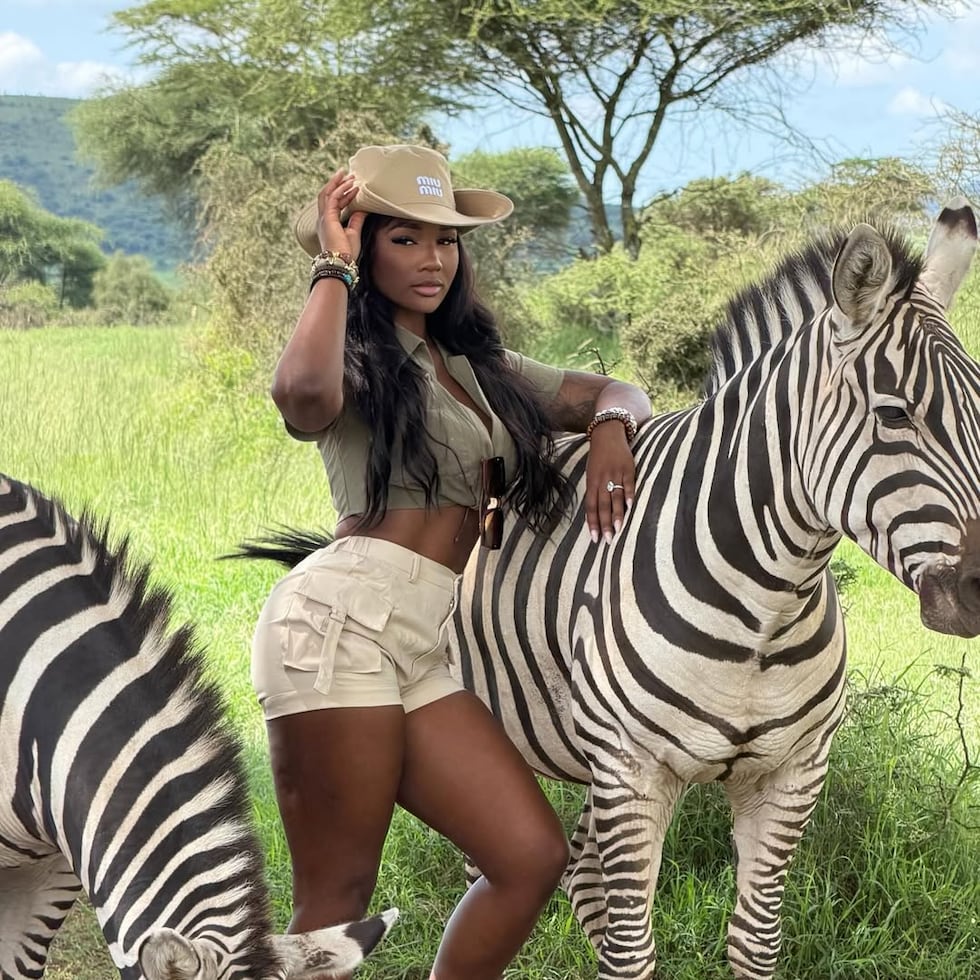 Influencer Ashlee Jenae en su viaje en Tanzania.