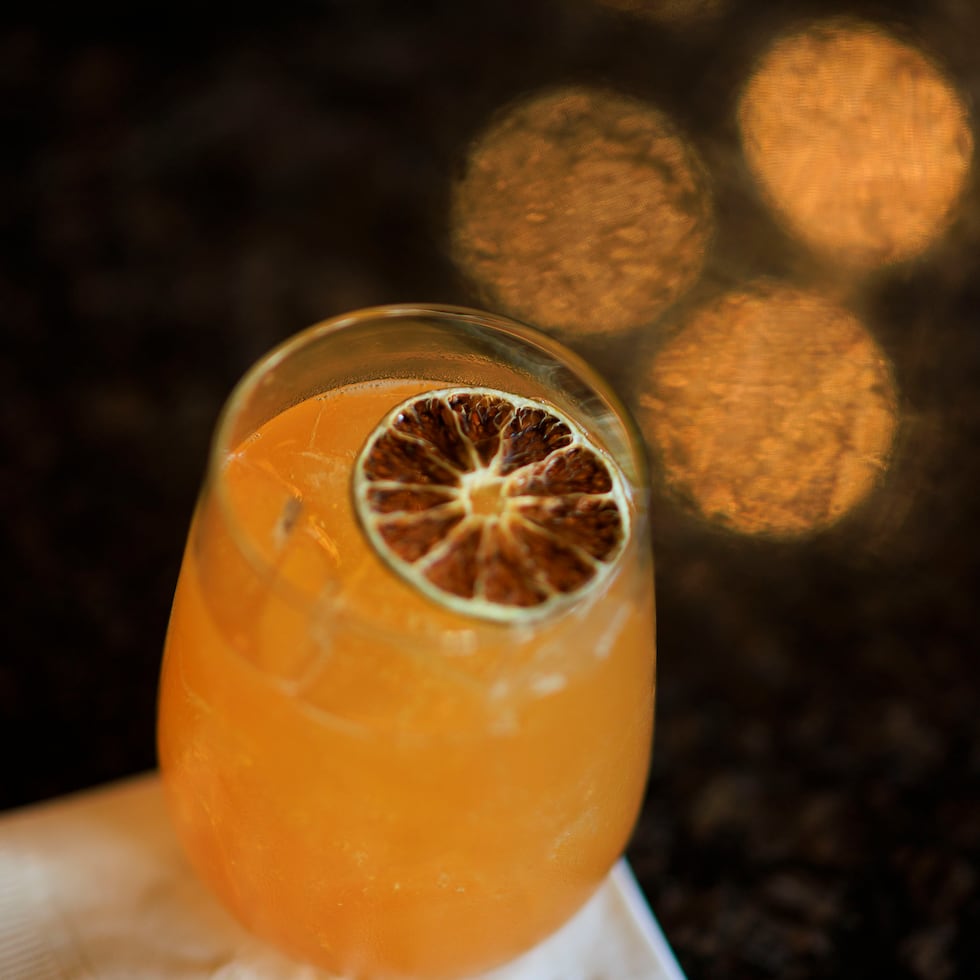 San Juan , Puerto Rico, Marzo 6, 2023 - Por FLASH - Hotel Royal Sonesta - FOTOS para ilustrar una historiaa sobre el mixólogo del hotel Jaders Calcaño con motivo de la celebración del Día Nacional del Coctel el 24 de marzo. EN LA FOTO la preparación de un coctel picante .
FOTO POR: tonito.zayas@gfrmedia.com
Ramon " Tonito " Zayas / GFR Media