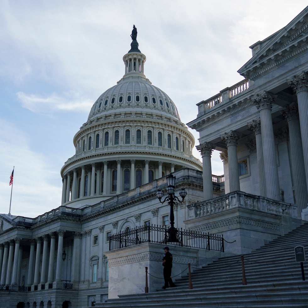 El voto de tres senadores republicanos –Lisa Murkowski (Alaska), Susan Collins (Maine) y Rand Paul (Kentucky)- hizo que la votación fuera más cerrada, con 49 votos a favor y 50 en contra.