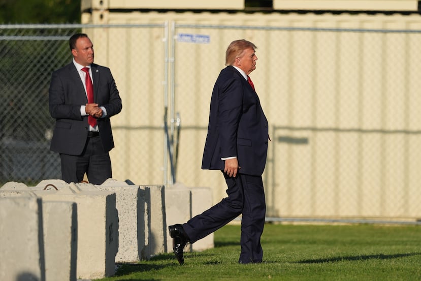El presidente Donald Trump camina para abordar el Marine One en The Ellipse, cerca de la Casa Blanca, el viernes 18 de septiembre de 2026, en Washington. (Foto AP/Alex Brandon)
