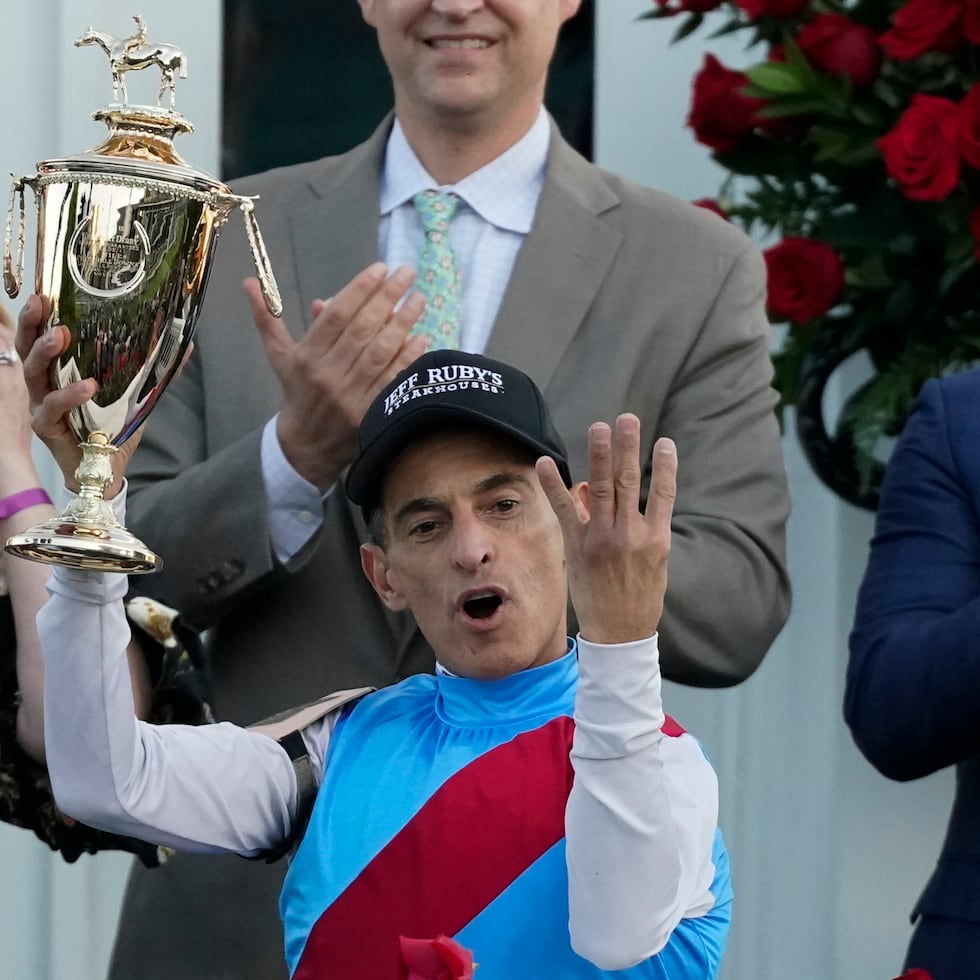 A la leyenda John Velázquez, aquí ganando su cuarto Kentucky Derby, se le dedicará el programa del Día de Reyes en el Hipódromo Camarero.