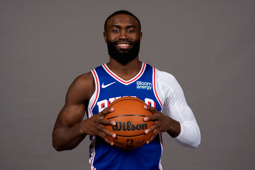 No conformes con la firma de LeBron, los Sixers adquirieron a Jaylen Brown en cambio desde Boston.