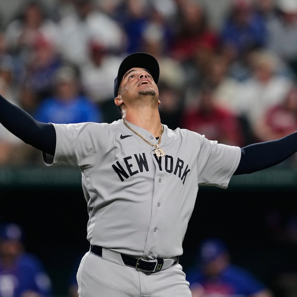 Fernando Cruz celebra tras cerrar la octava entrada en el juego ante los Rangers.