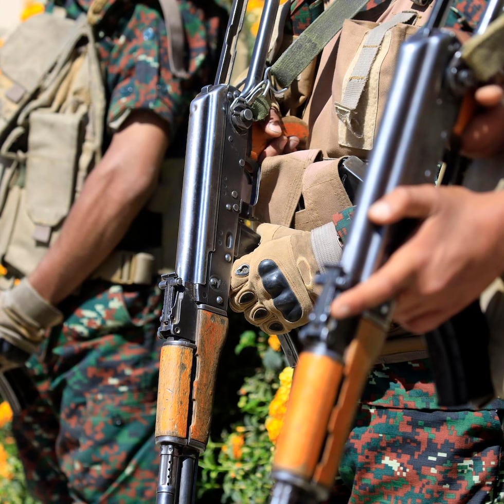 Combatientes hutíes hacen guardia en Saná, Yemen.