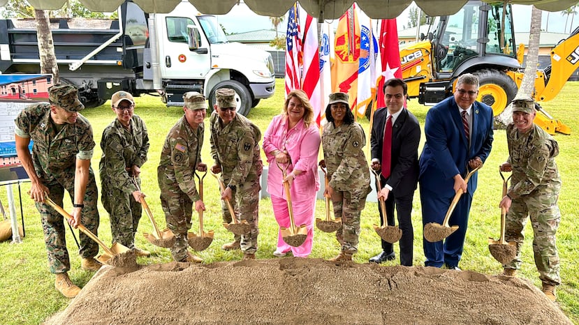 2026 04 23 . Colocación de primera piedra para el edificio de alojamiento para soldados cuando estén entrenando en el Fuerte Buchanan. En la actividad estuvieron presentes la gobernadora Jenniffer González y el comisionado residente en Washington, Pablo José Hernández. (alex.figueroa@gfrmedia.com)