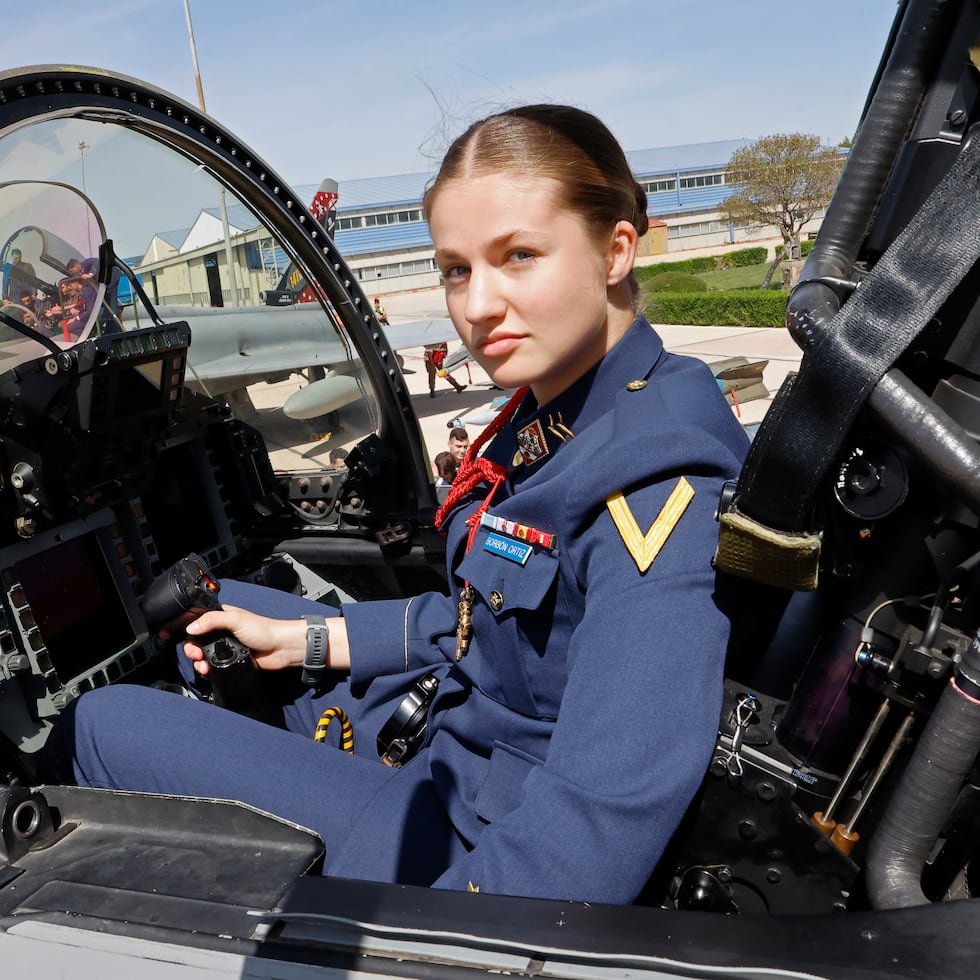 Imagen facilitada este martes y tomada el pasado 21 de abril, de la princesa de Asturias, Leonor de Borbón, durante su visita, junto a sus compañeros de cuarto curso, al Ala 14 del Ejército del Aire y del Espacio con sede en la Base Aérea de Los Llanos (Albacete).