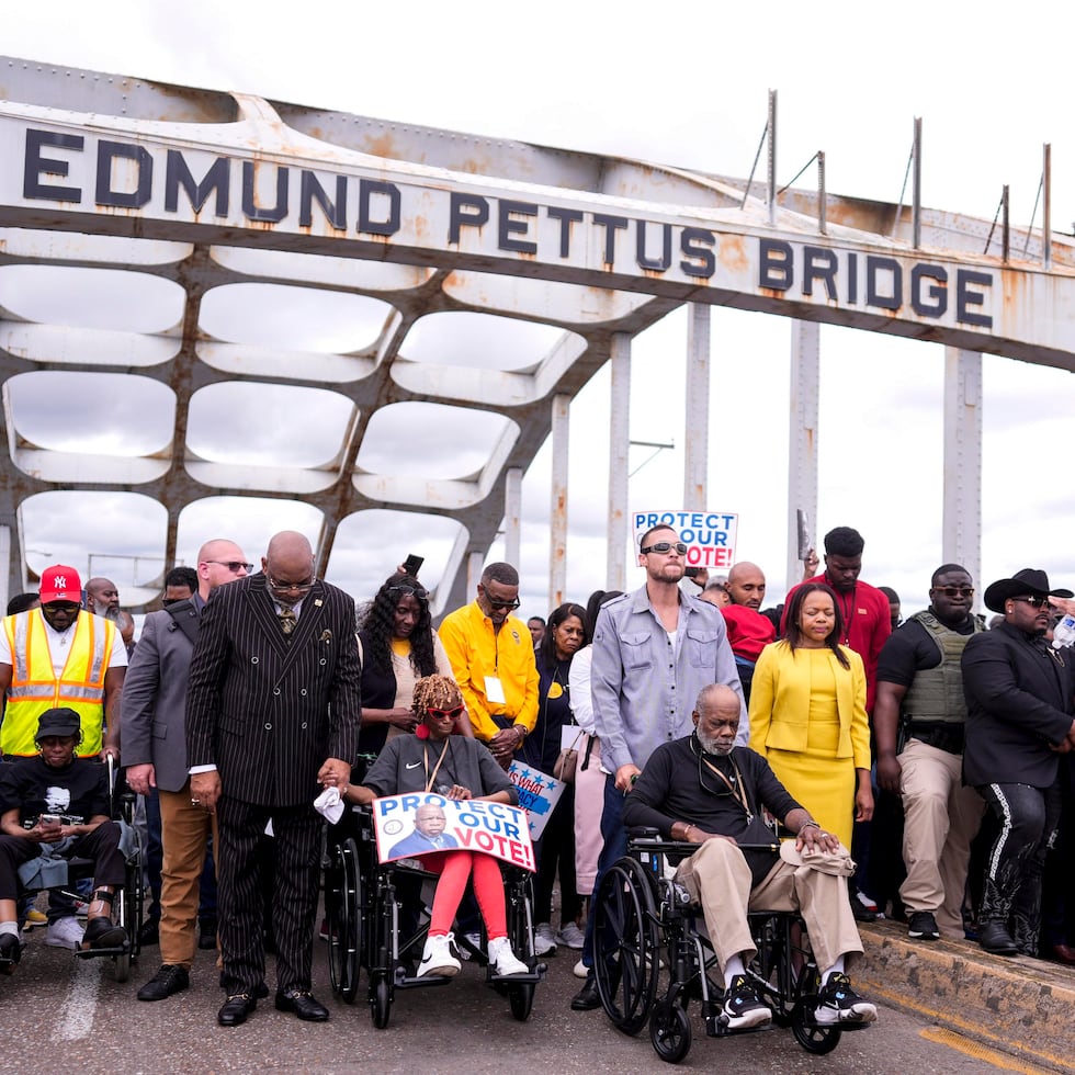 Una multitud marcha sobre el puente Edmund Pettus en el aniversario 61 del Domingo Sangriento.