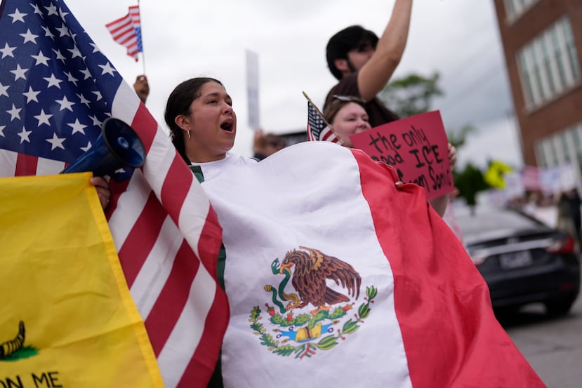 Emily Sánchez sostiene una bandera estadounidense y otra mexicana mientras grita durante una protesta contra la monarquía en Nashville, Tennessee.