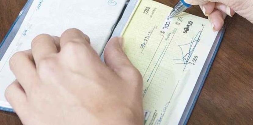 Depositó 15 cheques sin fondos en Oriental Bank de Plaza Escorial. (Archivo)