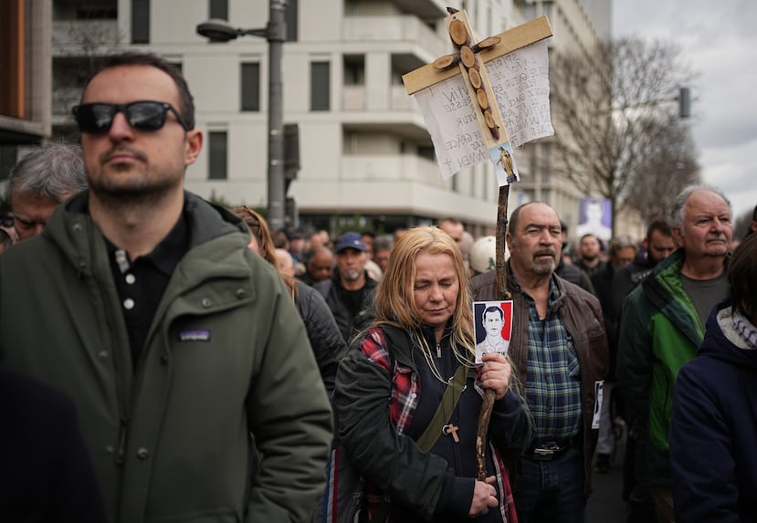 Personas participan en una marcha en Lyon, Francia, el sábado 21 de febrero de 2026, para rendir homenaje a Quentin Deranque, un activista nacionalista de 23 años que murió tras una paliza tras un enfrentamiento entre simpatizantes de extrema izquierda y extrema derecha. (Foto AP/Laurent Cipriani)