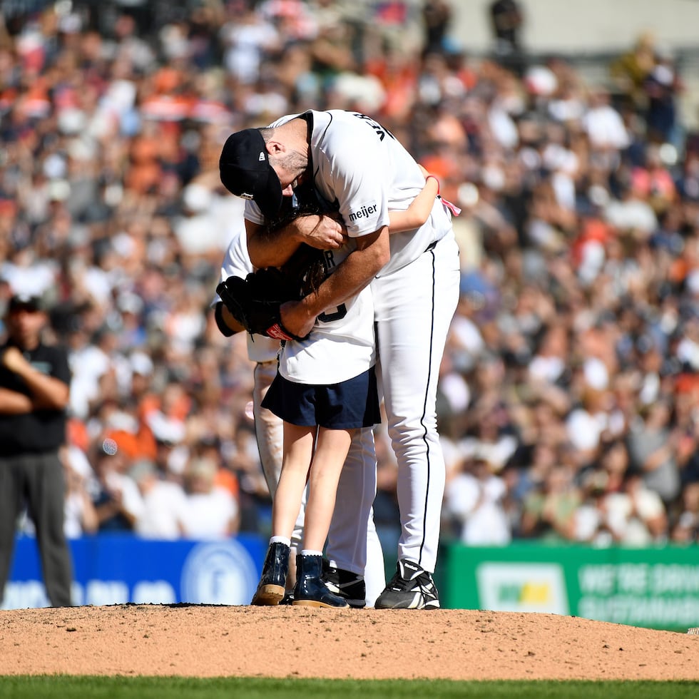 Genevieve Verlander (izquierda) abraza a su padre, el lanzador abridor de los Tigres de Detroit, Justin Verlander, durante la sexta entrada de un partido de béisbol contra los Piratas de Pittsburgh, el sábado 26 de septiembre de 2026, en Detroit. (Foto AP/Jose Juarez)