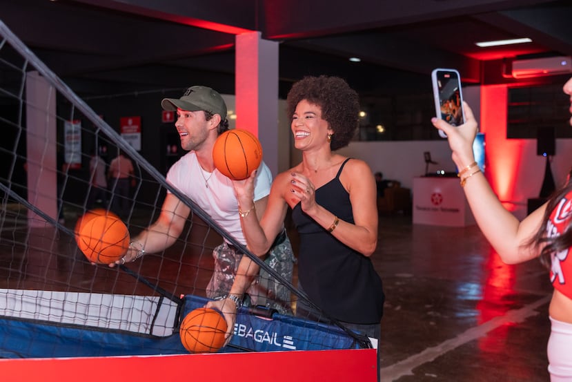 Fanáticos del baloncesto disfrutan de las experiencias que brinda este deporte y Texaco podría llevar a dos afortunados al prestigioso Emirates NBA Cup, en Las Vegas, Nevada.