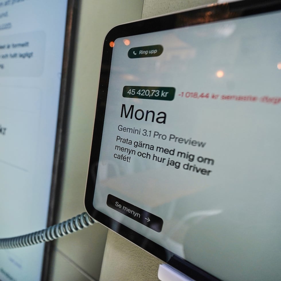 Hanna Petersson, miembro del equipo técnico de Andon Labs, utiliza un teléfono para hablar con la agente de IA 'Mona' de Andon Café en Estocolmo, Suecia, el martes 5 de mayo.