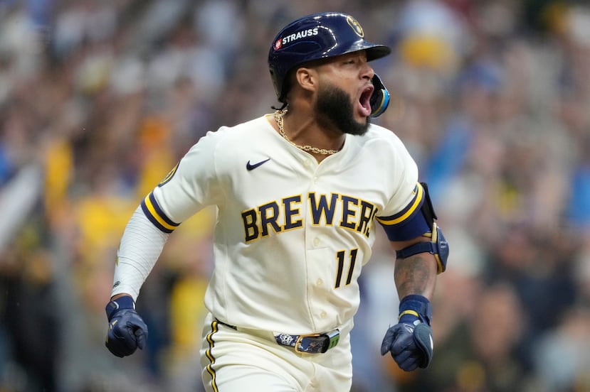 Jackson Chourio celebra el batazo del triunfo.