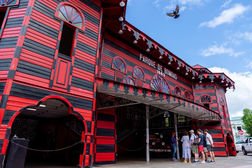 El icónico Parque de Bombas luciendo los colores de la bandera de Ponce.