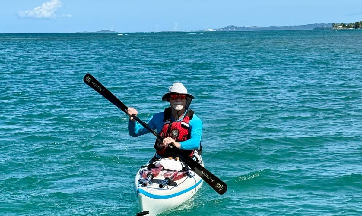 Maestro recorrerá 100 millas en kayak por la costa de Puerto Rico en defensa de la energía solar