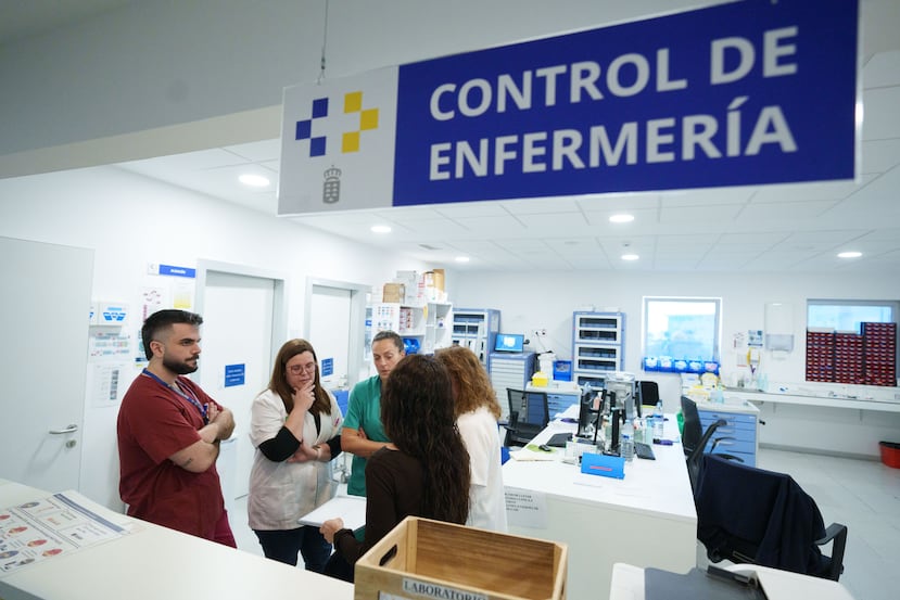 6.- Personal sanitario de la Unidad de Aislamiento y Tratamiento de Alto Nivel del Hospital Universitario de La Candelaria en Santa Cruz de Tenerife.EFE/Ramón de la Rocha