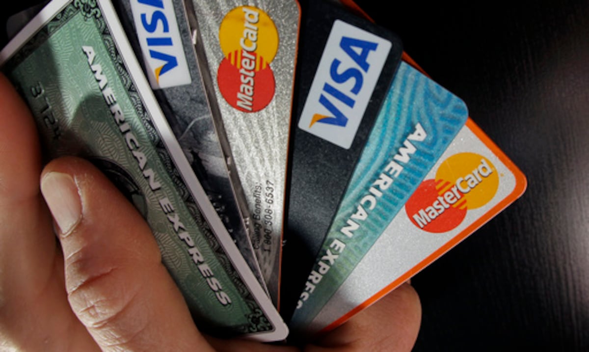 Deuda de tarjetas de crédito en EE.UU. sube a $4,350 por persona; Alaska y Hawái lideran
