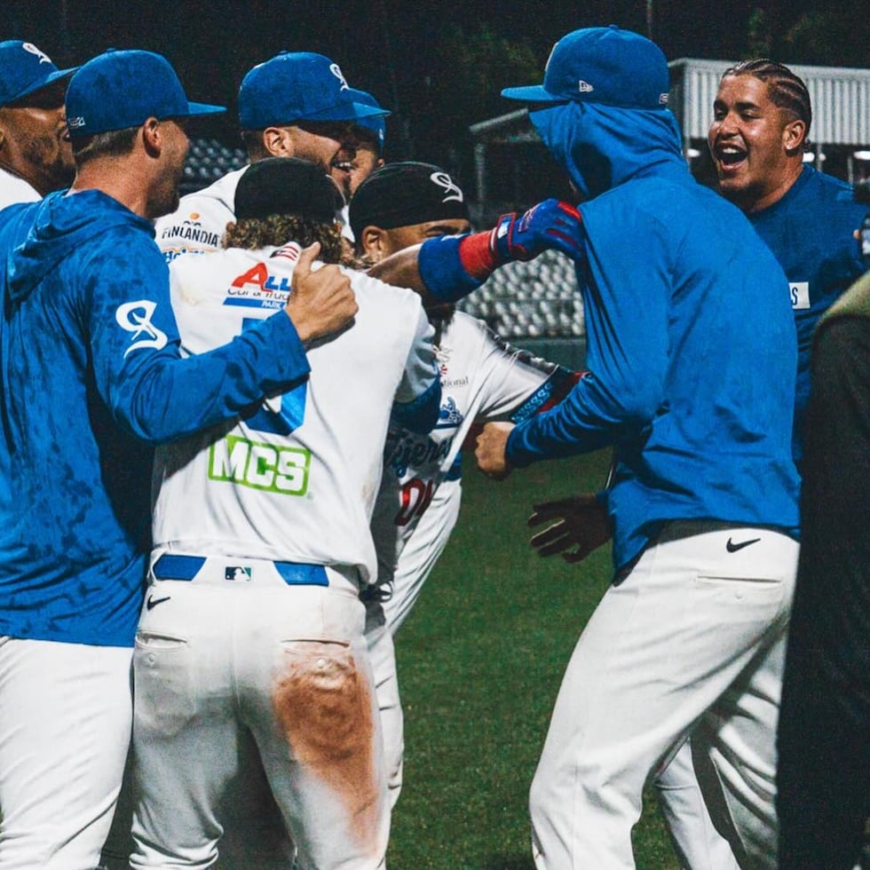 Jugadores de los Cangrejeros celebran con Rubén Castro en el terreno de juego.