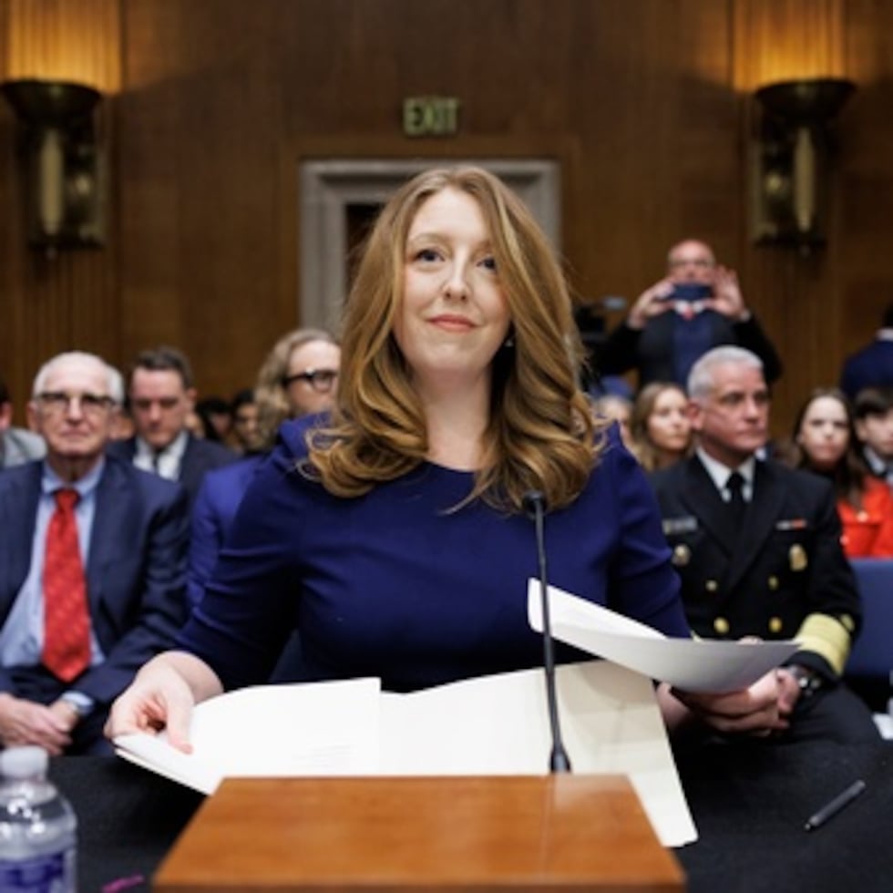 La doctora Casey Means toma asiento al inicio de la audiencia de confirmación del comité de Salud, Educación, Trabajo y Pensiones del Senado de Estados Unidos para el puesto de directora de salud pública, en el Capitolio.