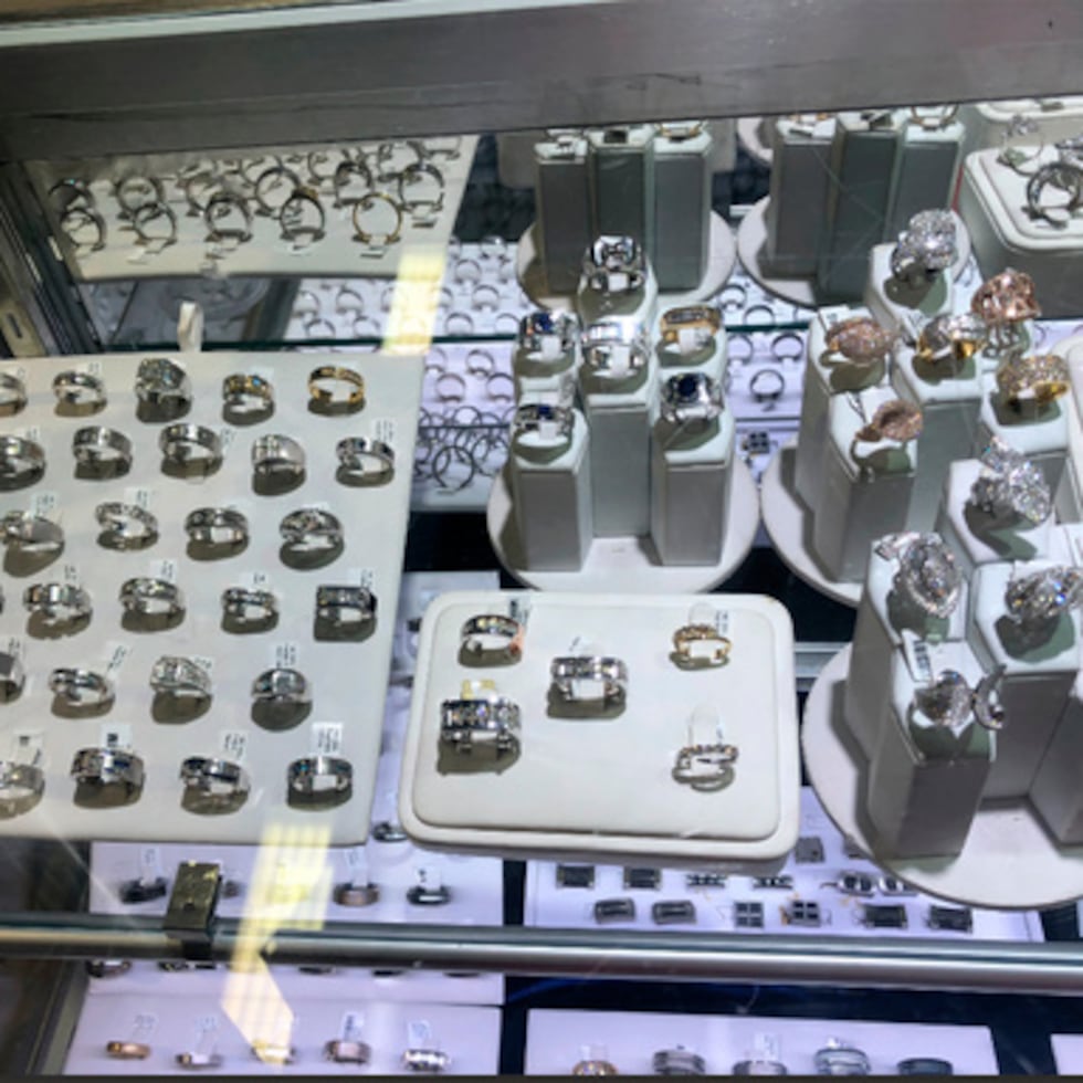 Esta foto sin fecha publicada por el FBI muestra un escaparate de joyería que muestra algunas de las joyas que fueron tomadas durante un robo el 11 de julio 2022.