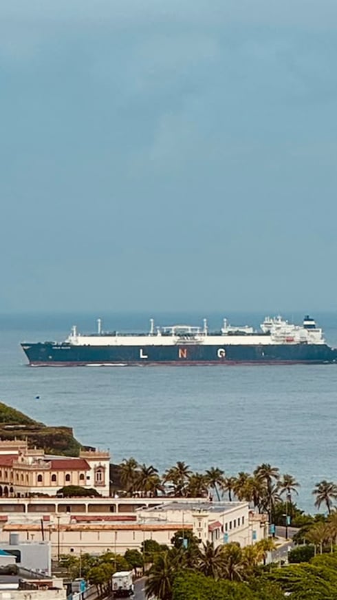 El tanquero Amur River entró este martes a la bahía de San Juan y ancló en el terminal de la empresa New Fortress Energy (NFE), para así suplir gas natural licuado (LNG, por sus siglas en inglés) a plantas generatrices de la Autoridad de Energía Eléctrica (AEE).