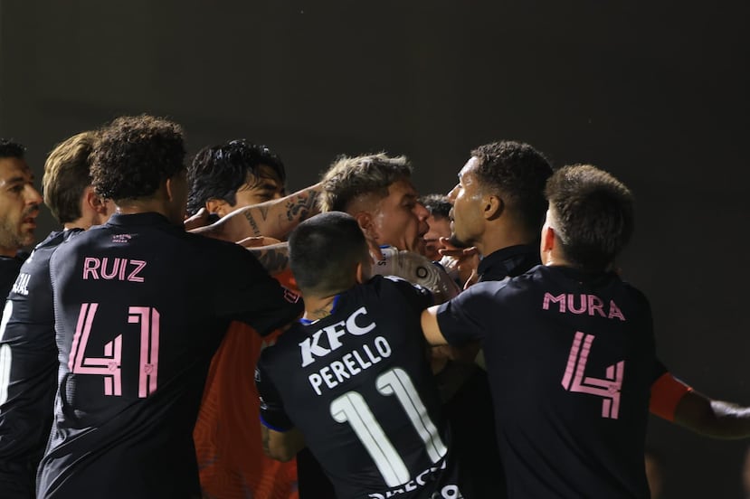 Pese a ser un amistoso, se jugó duro en el Loubriel.