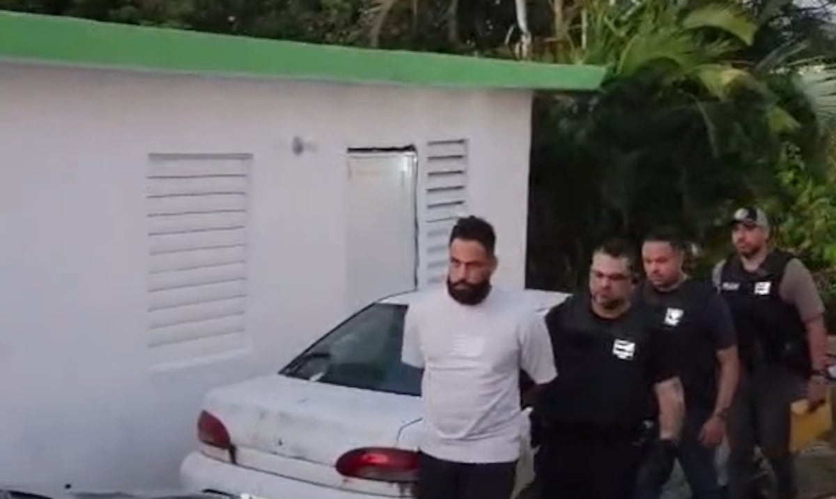 Tenía armas, municiones y dinero: arrestan a un prófugo a nivel federal en Humacao