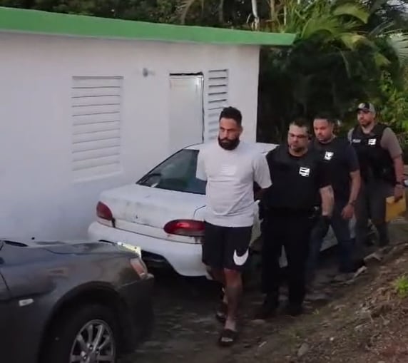 Tenía armas, municiones y dinero: arrestan a un prófugo a nivel federal en Humacao
