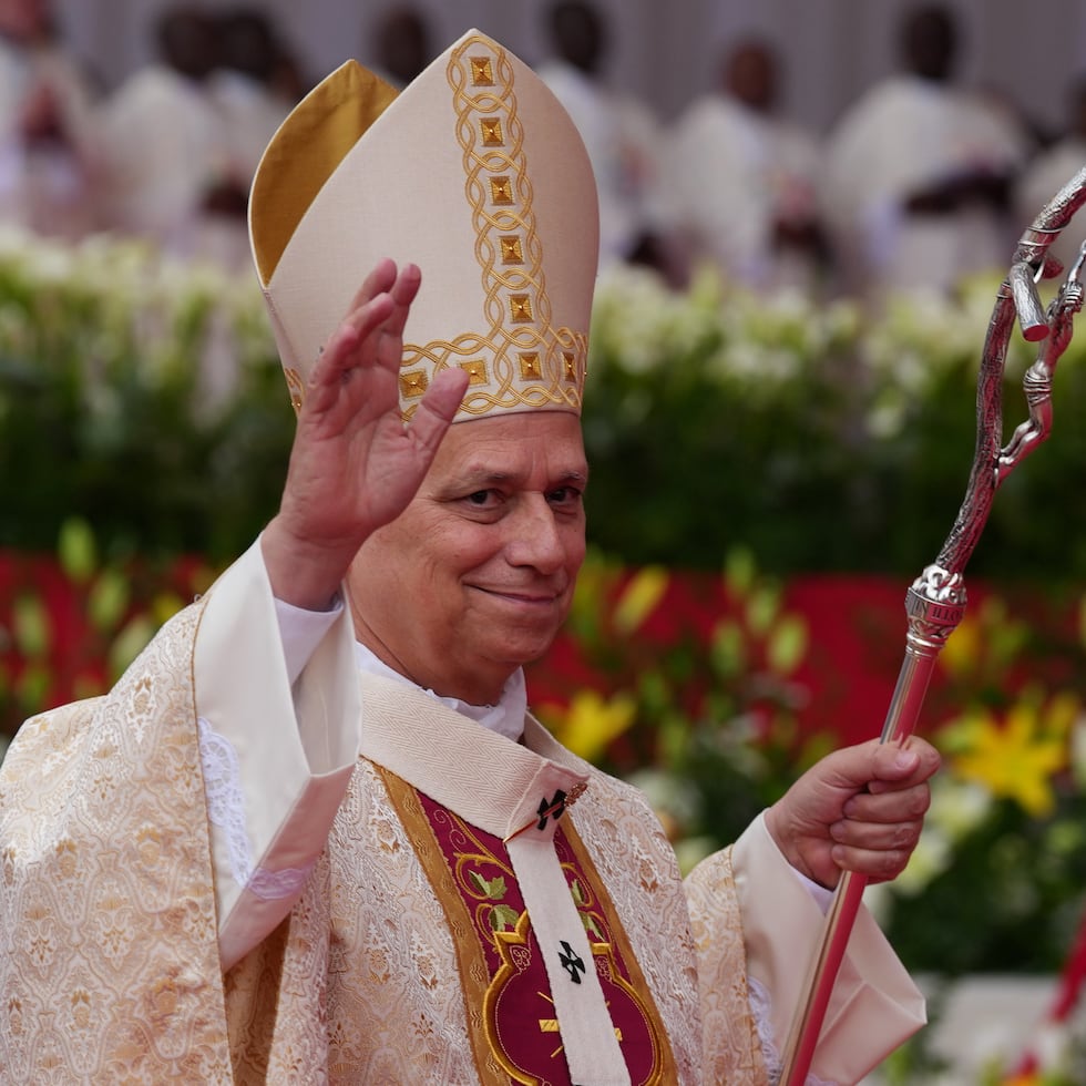 El papa León XIV llega para celebrar una misa en el estadio Malabo en Malabo, Guinea Ecuatorial, el jueves 23 de abril de 2026, en el último día de su visita pastoral de 11 días a África. (AP Foto/Misper Apawu)
