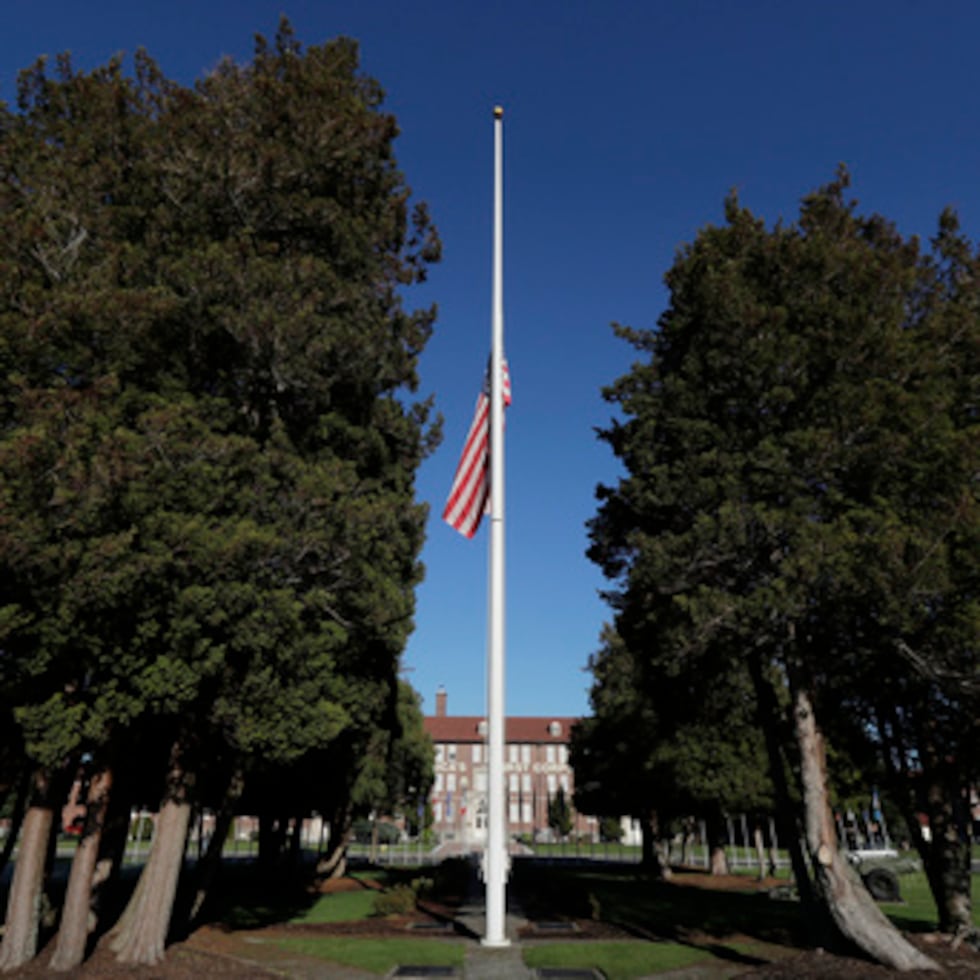 La base está a unos 16 kilómetros al sur de Tacoma, bajo la jurisdicción del Cuartel General de la Base Conjunta del Ejército de Estados Unidos.