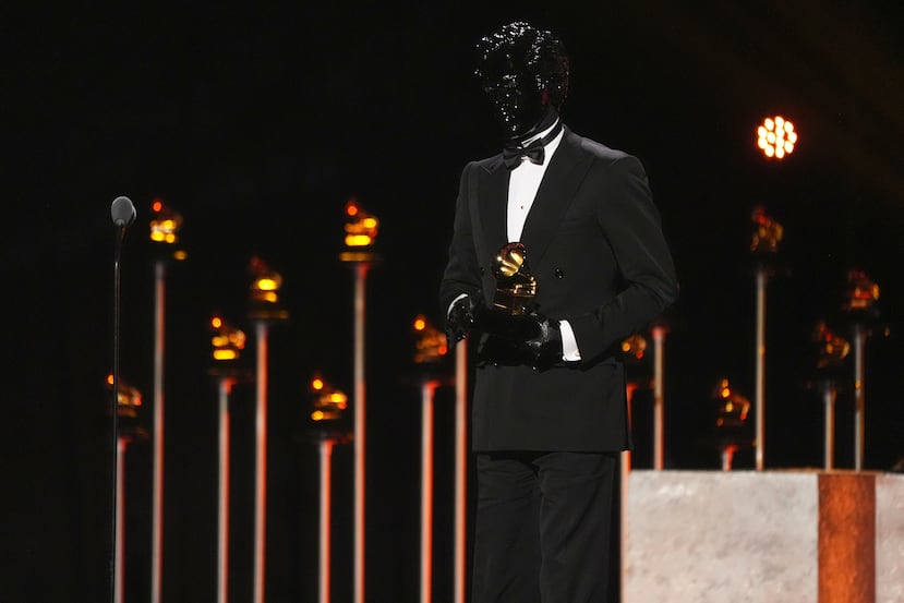 Gesaffelstein al aceptar su premio Grammy.