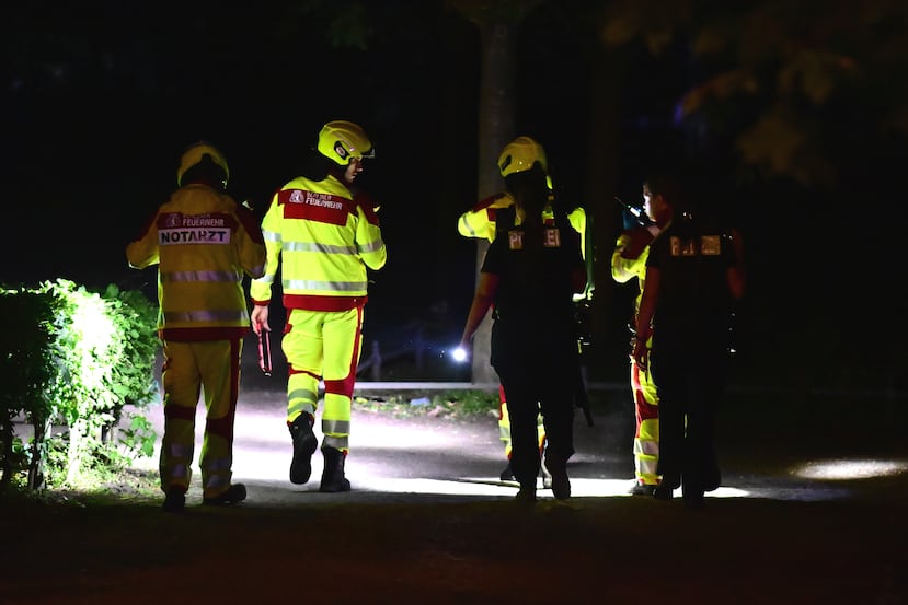 Personal de emergencia utiliza linternas tras la cancelación del Día de Christopher Street en el barrio de Tiergarten de Berlín el sábado 25 de julio de 2026. (Fabian Sommer/dpa vía AP)