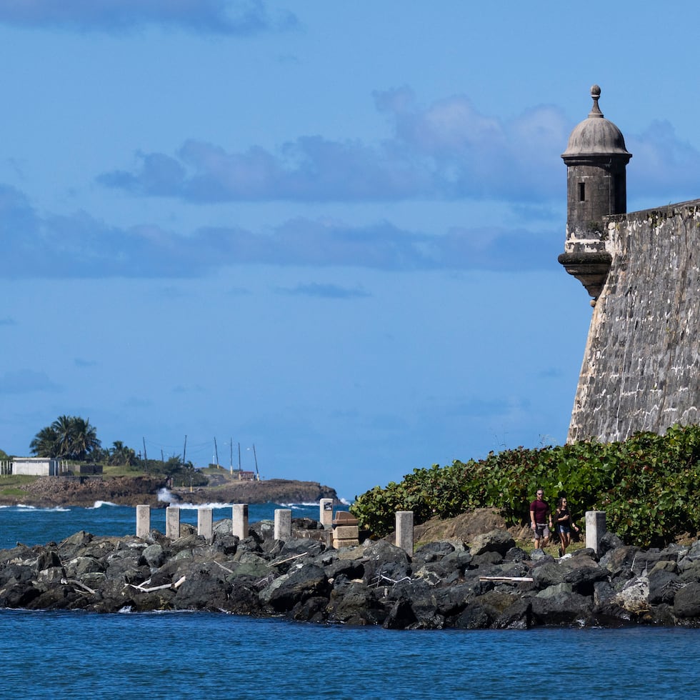 La barcaza encalló en el rompeolas frente al Castillo San Felipe del Morro en la entrada de la bahía de San Juan.
