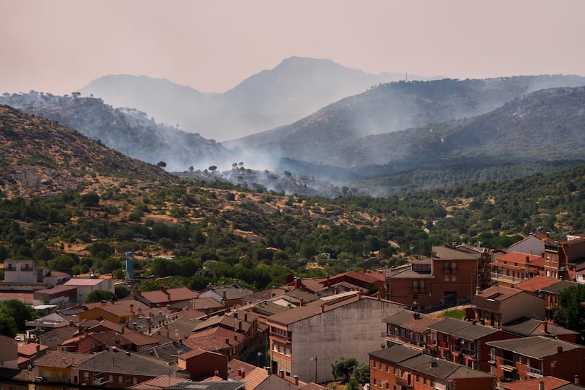 El humo se eleva mientras un incendio forestal avanza cerca de Hoyo de Pinares, provincia de Madrid, España, el sábado 25 de julio de 2026. (Foto AP/Manu Fernández)