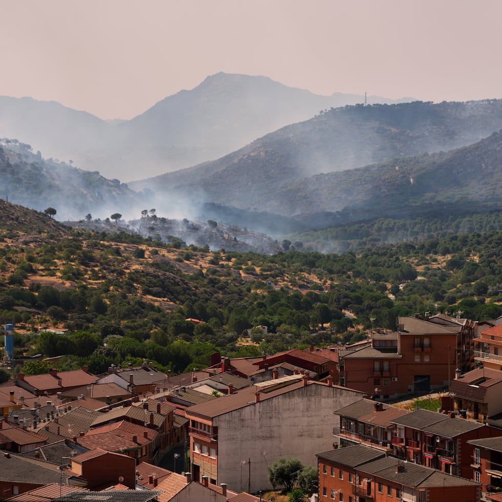 Desde el jueves y especialmente en las últimas horas, ambos fuegos han forzado la evacuación de 38,000 personas de Ávila y unas 35,000 en Madrid, que se añaden a las miles que siguen confinadas en su viviendas.