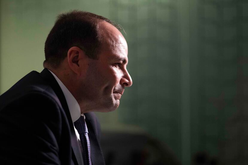 Después de su juramentación, el capitán Elmer Román se reunió con su equipo de trabajo para discutir el plan de seguridad del 1 de mayo, Día Internacional de los Trabajadores. (GFR Media)