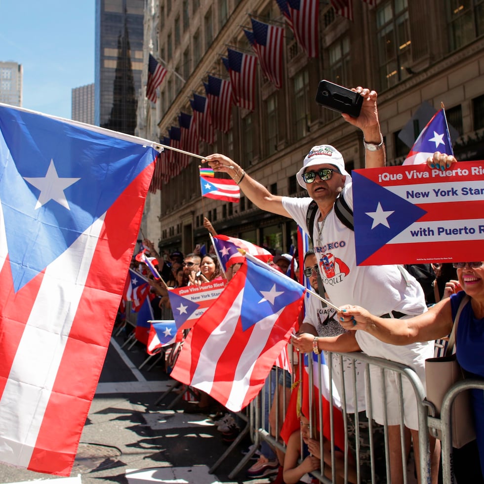 Decenas de miles de personas asisten al Desfile Nacional Puertorriqueño de Nueva York.