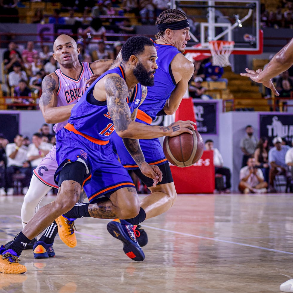 Walter Hodge Jr. en el quinto juego de la semifinal de la Conferencia A entre Santurce y Caguas.